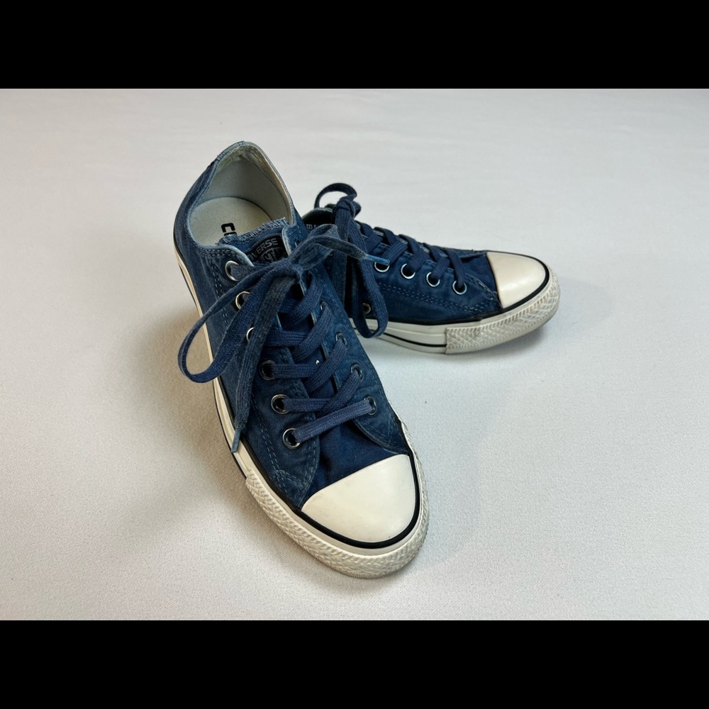 Converse Chuck Taylor low top All-Star women’s 7.5 denim color and look